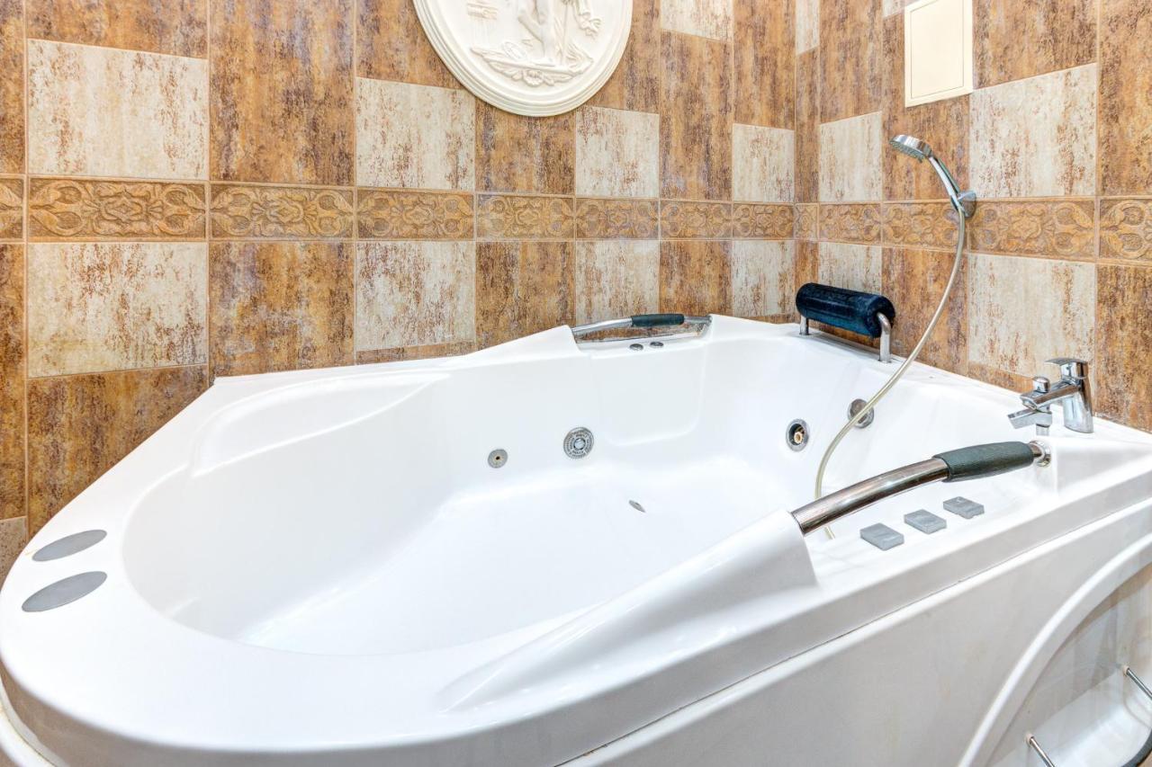 Світло! Vip Apartment In The Druzhby Narodiv Metro Station Киев Экстерьер фото